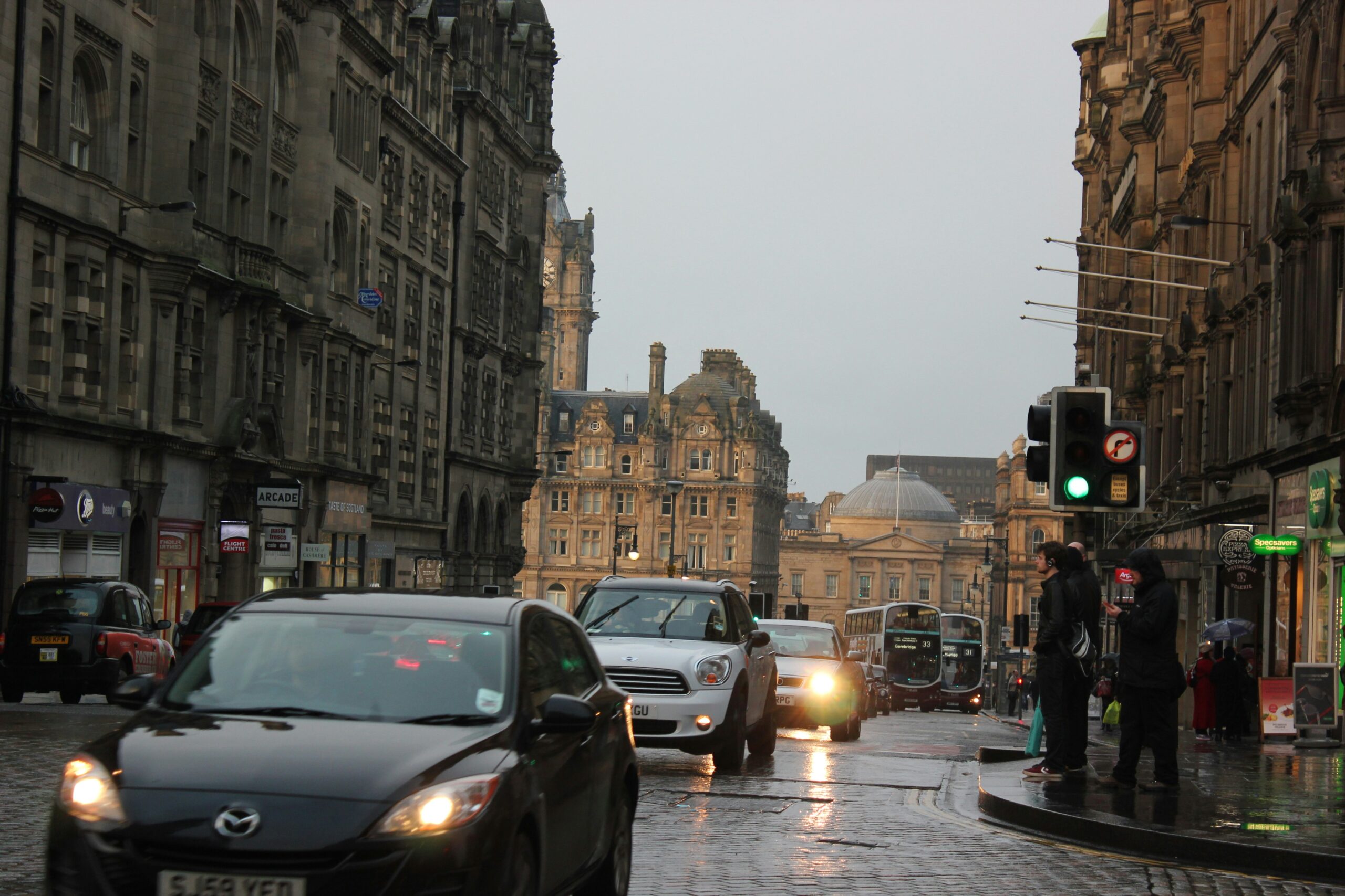 Affordable airport transfer service in Edinburgh with reliable taxi pickup