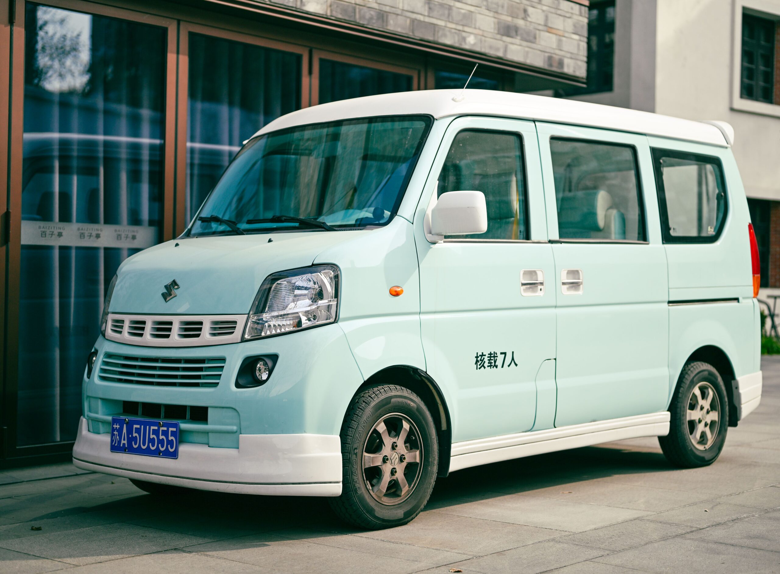 8 Seater Taxi at Edinburgh Airport: Group, Family and Luggage-Friendly Transfers