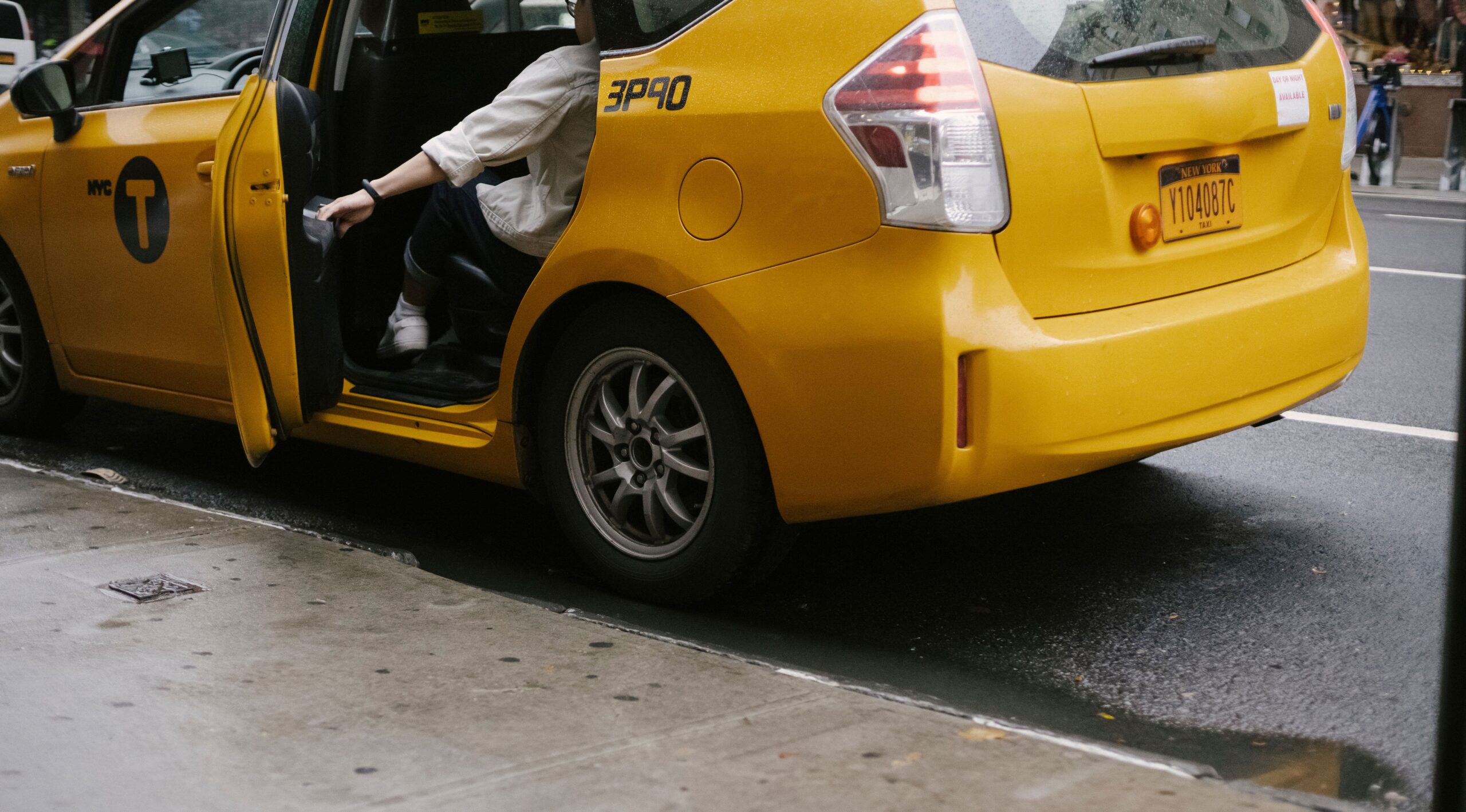 How Far in Advance Should I Book My Airport Taxi?
